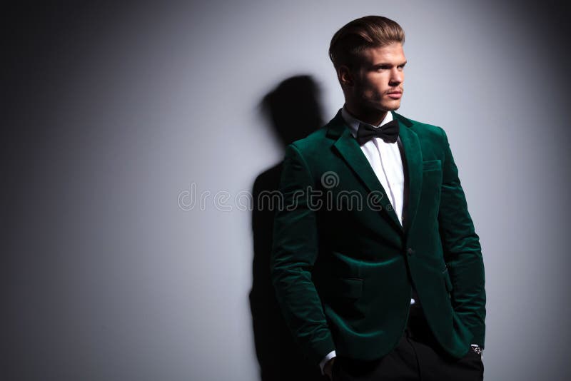 Lado de un hombre en traje elegante del terciopelo verde imagen de archivo libre de regalías Lado de un hombre en traje elegante del terciopelo verde imagen de archivo libre de regalías