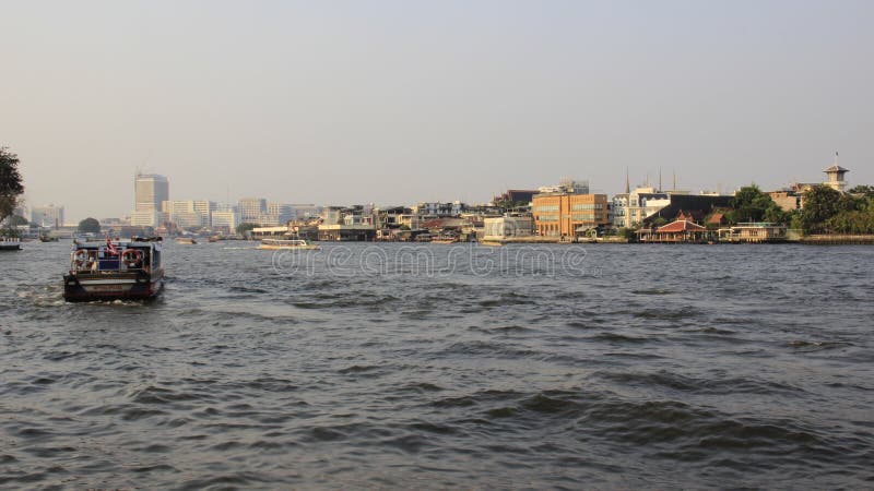 Lado del río y opinión de la ciudad de Bangkok con niebla con humo foto de archivo libre de regalías Lado del río y opinión de la ciudad de Bangkok con niebla con humo foto de archivo libre de regalías