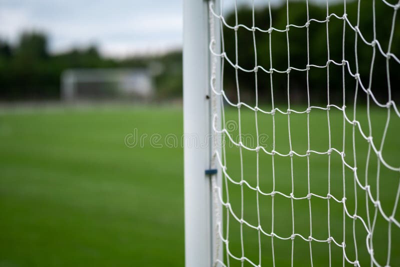 Lado De Um Posto De Futebol Com Rede Em Foco. Ponto De Treinamento Fora De  Foco. Fundo Do Tema Do Futebol Foto de Stock - Imagem de verde,  treinamento: 215376986