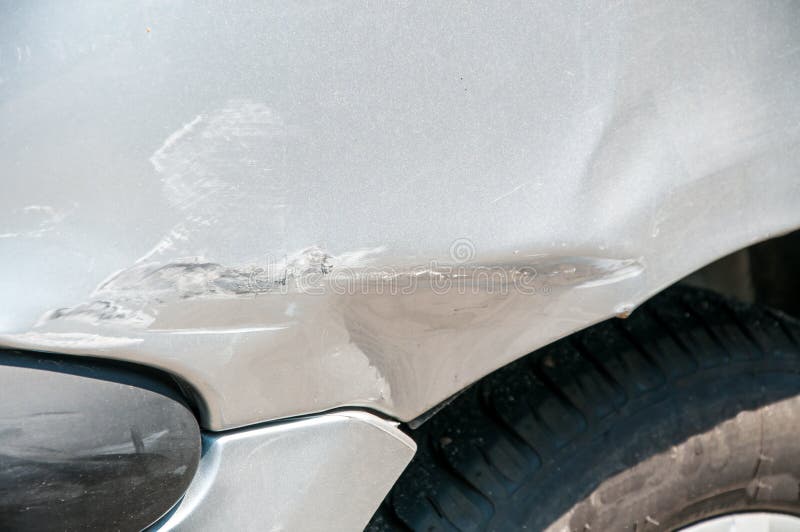 Lado traseiro de destruição de prata quebrada e danificada do carro no acidente do impacto com pintura riscada no fim da colisão imagem de stock Lado traseiro de destruição de prata quebrada e danificada do carro no acidente do impacto com pintura riscada no fim da colisão imagem de stock