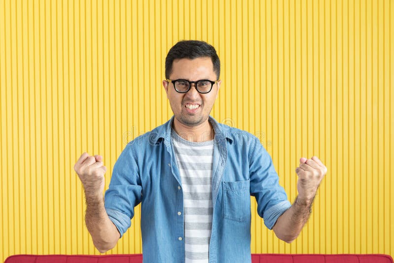 Lado-vista, cierre para arriba del hombre barbudo hermoso asiático joven, lentes que llevan, en la camisa del dril de algodón, se imágenes de archivo libres de regalías Lado-vista, cierre para arriba del hombre barbudo hermoso asiático joven, lentes que llevan, en la camisa del dril de algodón, se imágenes de archivo libres de regalías