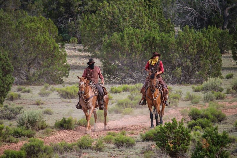 O Vaqueiro Descansa Seu Cavalo Na Frente De Uma Igreja Velha Na área Rural  De New Mexico Fotografia Editorial - Imagem de rancho, rural: 98899507