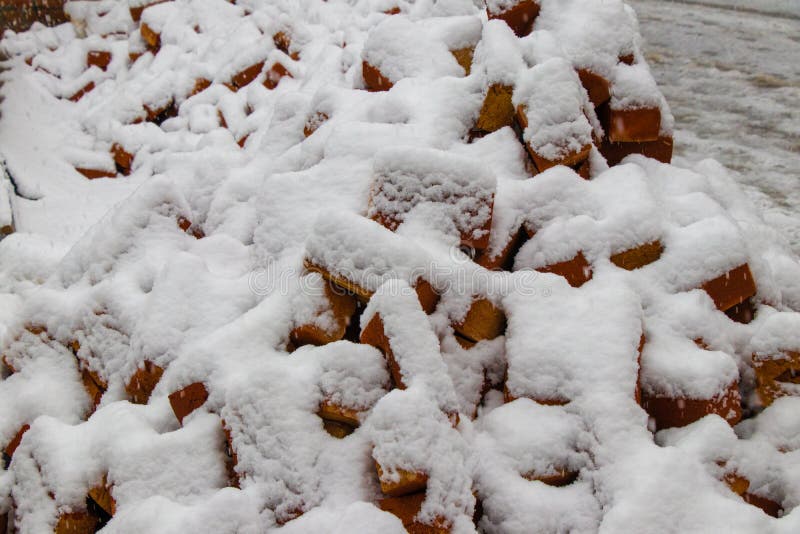 Ladrillos rojos cubiertos con nieve imágenes de archivo libres de regalías Ladrillos rojos cubiertos con nieve imágenes de archivo libres de regalías