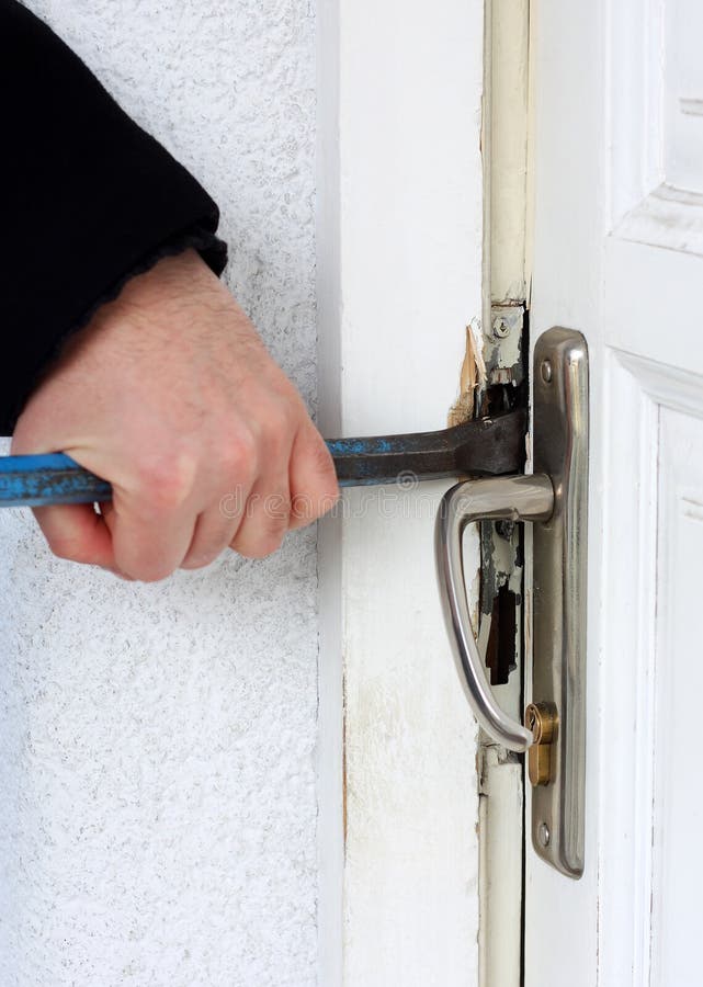 Ladrão a entrar numa casa imagem de stock royalty free