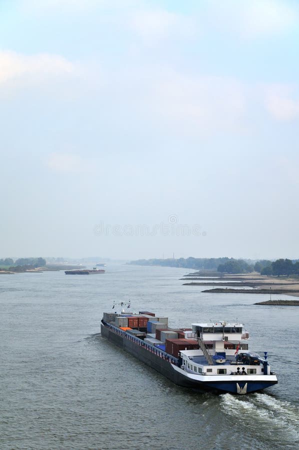 Ladungboot in dem Fluss lizenzfreie stockfotografie Ladungboot in dem Fluss lizenzfreie stockfotografie