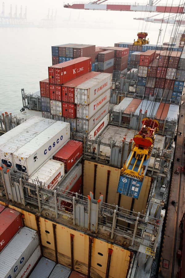 Ladungoperationen auf einem Containerschiff in China