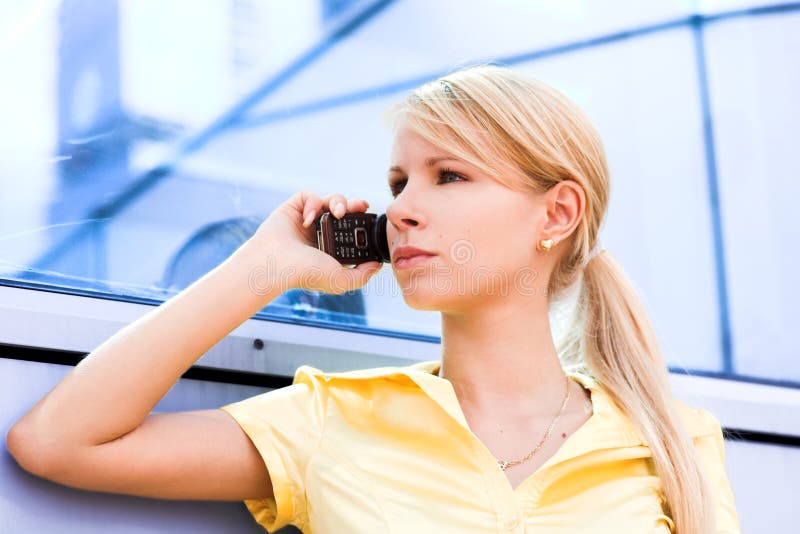 Lady in yellow talk by phone