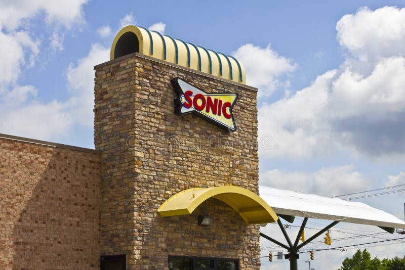 Lafayette, ADENTRO - circa julio de 2016: Sonic Drive-In Fast Food Location IS-IS de Sonic una cadena de restaurantes I del autoc. Sonic Drive-In Fast Food Location IS-IS de Sonic una cadena de restaurantes I del autocinema