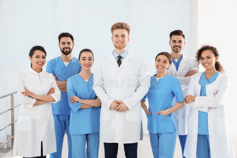 Lag av medicinska arbetare i sjukhus royaltyfri bild Lag av medicinska arbetare i sjukhus royaltyfri bild