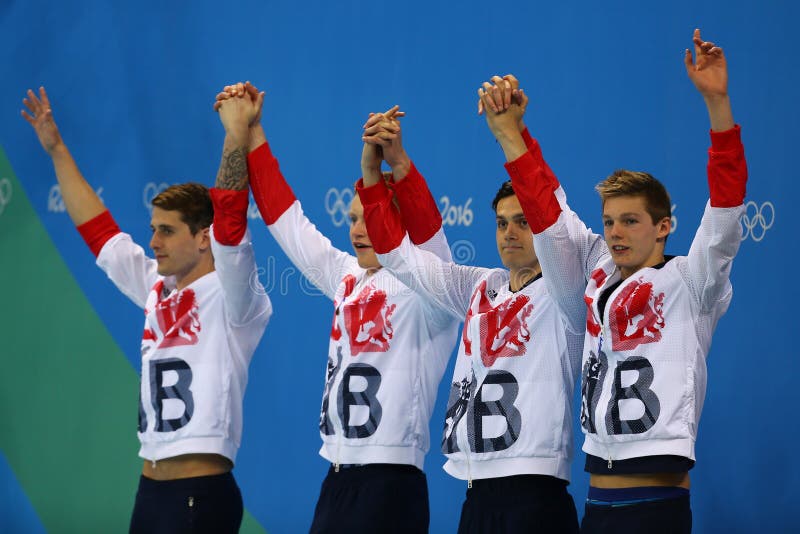 Lag för relä för medley för Storbritannien man` s 4x100m Chris Walker-Hebborn, Adam Peaty, James Guy, Duncan Scott under medaljce arkivfoton Lag för relä för medley för Storbritannien man` s 4x100m Chris Walker-Hebborn, Adam Peaty, James Guy, Duncan Scott under medaljce arkivfoton