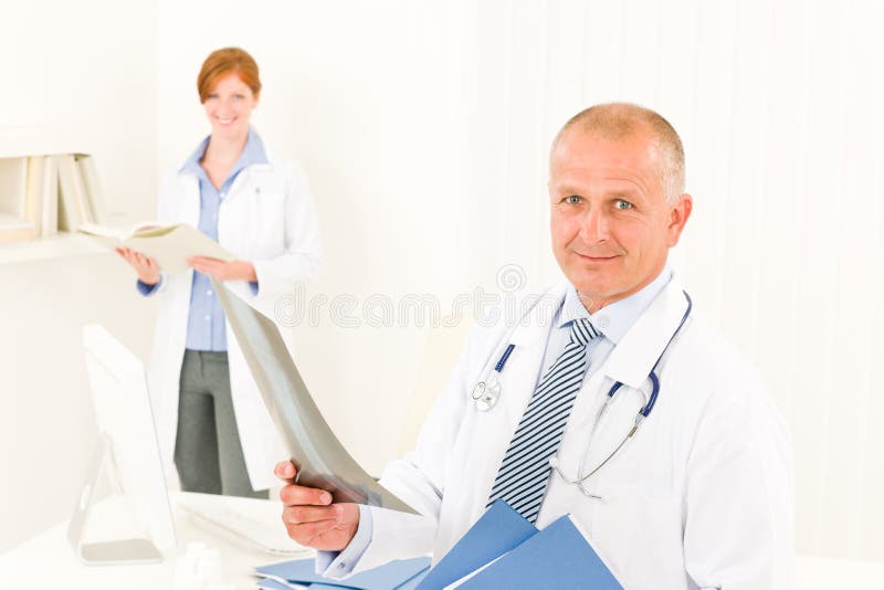 lag för stråle för doktorshåll male medicinskt x royaltyfria foton lag för stråle för doktorshåll male medicinskt x royaltyfria foton