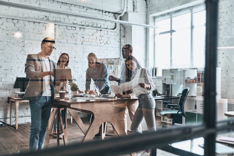 lag som fungerar tillsammans Grupp av ungt modernt folk i smart cas arkivbilder lag som fungerar tillsammans Grupp av ungt modernt folk i smart cas arkivbilder