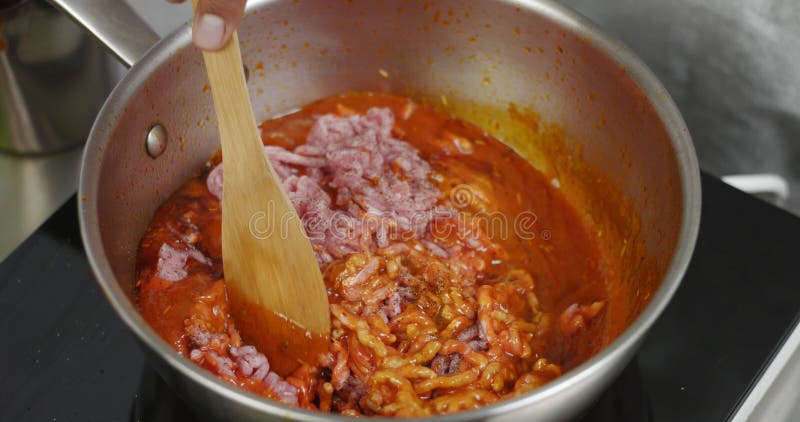 Laga mat bolognese sås för pasta