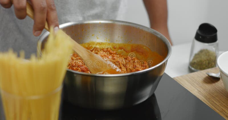 Laga mat bolognese sås för pasta