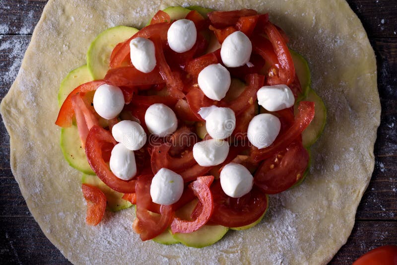 Laga mat hemlagade kex, pizza med grönsaker och ost En vegetarisk maträtt, sunt mål royaltyfria foton Laga mat hemlagade kex, pizza med grönsaker och ost En vegetarisk maträtt, sunt mål royaltyfria foton