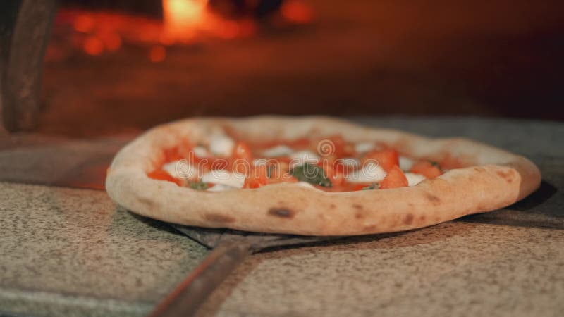Laga mat pizza i ugnen på brand längd i fot räknat för närbild 4k