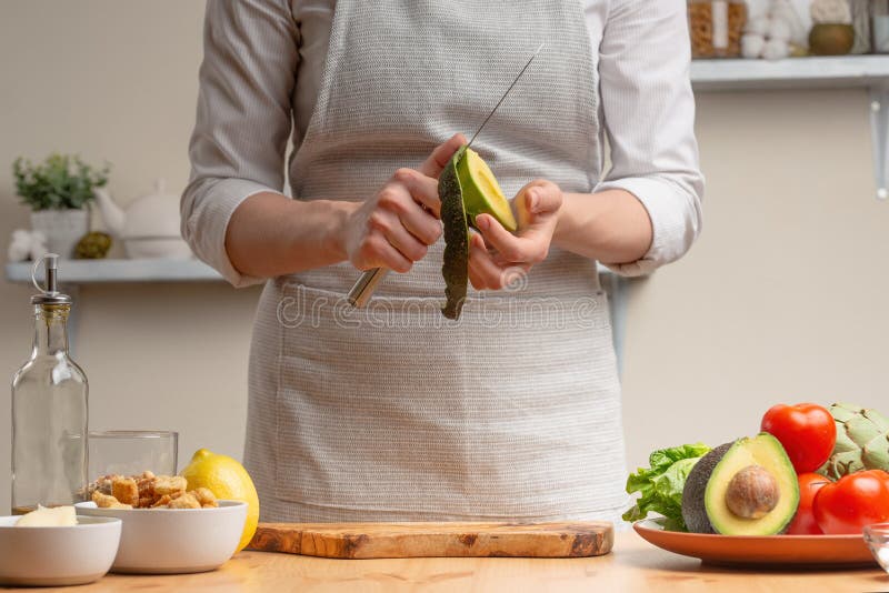 Laga mat smaklig och sund mat Kocken förbereder avokadot för sallad, begreppet av smakligt, och sund mat, bantar, strikt vegetari royaltyfri bild Laga mat smaklig och sund mat Kocken förbereder avokadot för sallad, begreppet av smakligt, och sund mat, bantar, strikt vegetari royaltyfri bild