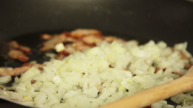 Laga mat spagetti som är bolognese i köket