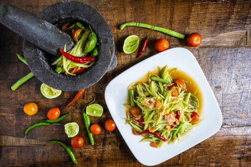 Laga mat thailändsk mat, papayasallad och papayasallad i en maträtt med en portion på en trätabell arkivfoton Laga mat thailändsk mat, papayasallad och papayasallad i en maträtt med en portion på en trätabell arkivfoton