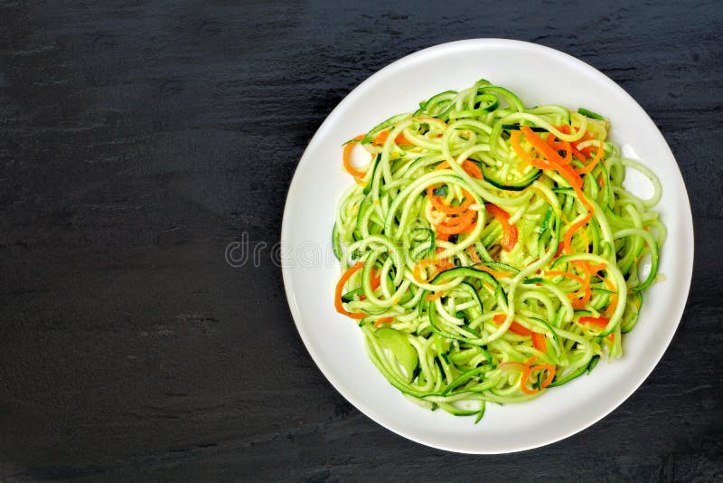 Lage de noedelschotel van de carburatorcourgette op donkere lei royalty-vrije stock fotografie Lage de noedelschotel van de carburatorcourgette op donkere lei royalty-vrije stock fotografie