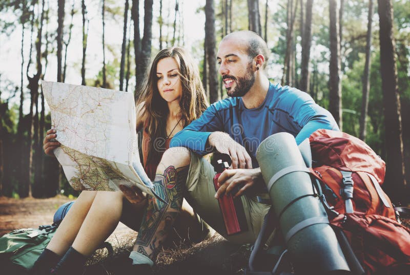 Lager-Forest Adventure Travel Remote Relax-Konzept lizenzfreie stockfotografie Lager-Forest Adventure Travel Remote Relax-Konzept lizenzfreie stockfotografie