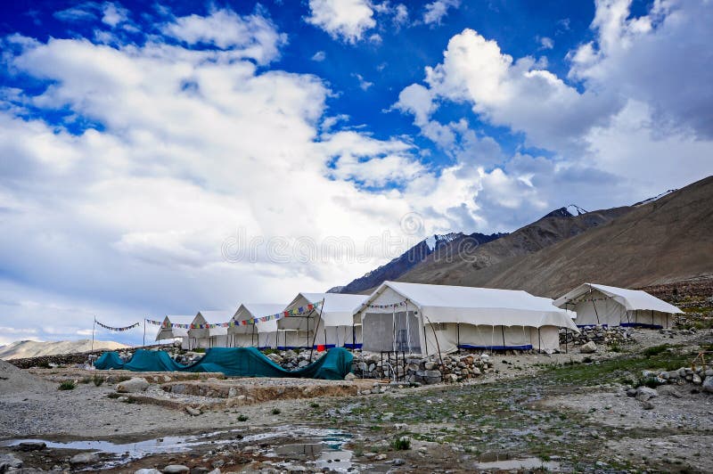 Lager am Pangong See lizenzfreie stockbilder