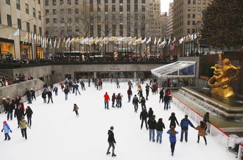 Lager Plein van Rockefeller-Centrum met ijs-schaatsende piste en Kerstboom in Uit het stadscentrum Manhattan stock foto's Lager Plein van Rockefeller-Centrum met ijs-schaatsende piste en Kerstboom in Uit het stadscentrum Manhattan stock foto's