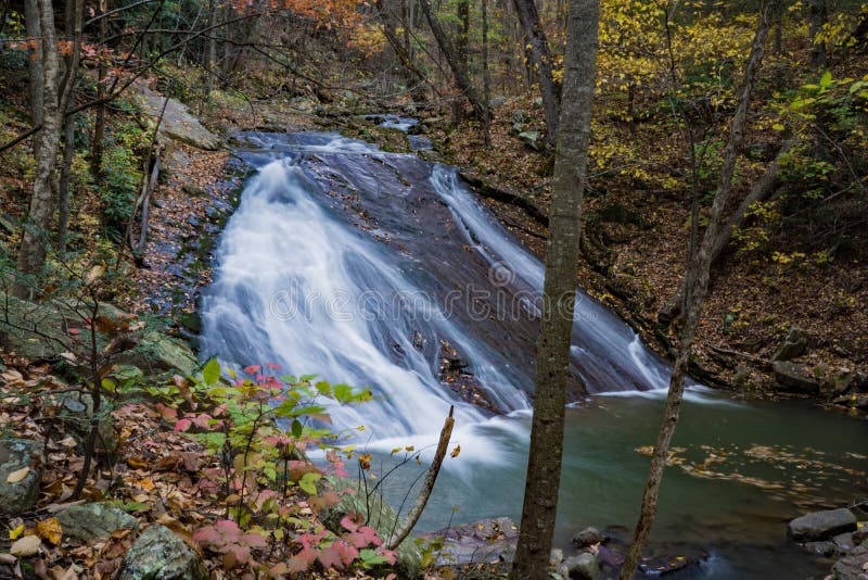 Lagere Dalingen bij het Gebrul van In werking gestelde Kreek, Jefferson National Forest, de V.S. royalty-vrije stock foto Lagere Dalingen bij het Gebrul van In werking gestelde Kreek, Jefferson National Forest, de V.S. royalty-vrije stock foto