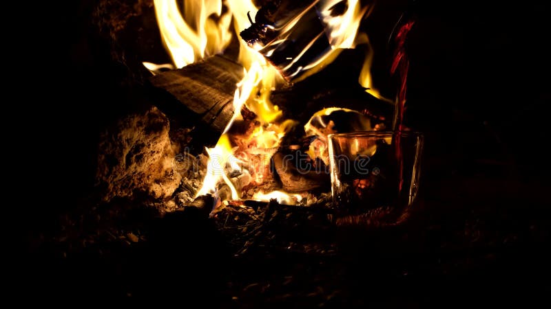 Lagerfeuer und Glas Wein