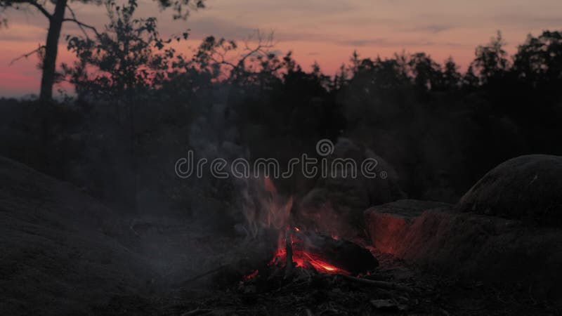 Lagerfeuerflammen-Dämmerungshimmel