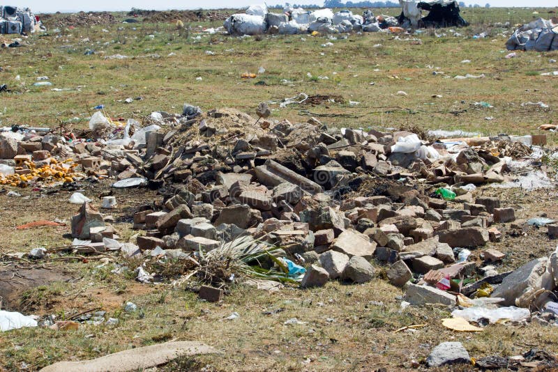 Lagerfoto des Baus von Trümmern und Müllsäcken und anderen Kunststoffgegenständen sowie von Abfällen auf Mülldeponie