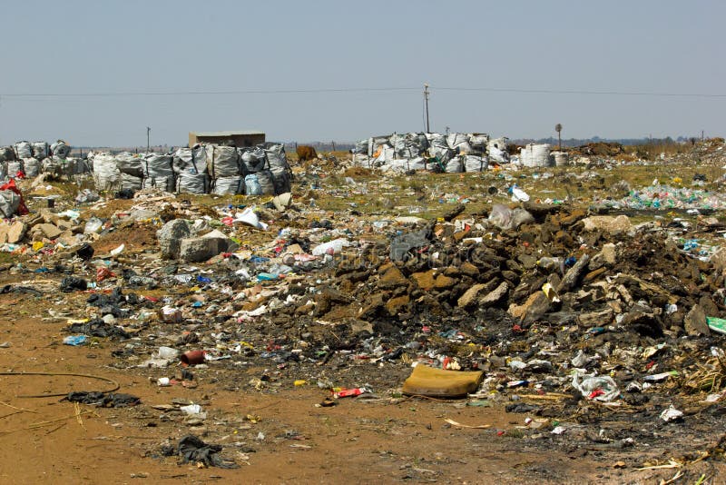 Lagerfoto von Müllabfuhrtaschen, Bauschutt und anderen Kunststoffgegenständen sowie Müll auf Mülldeponie