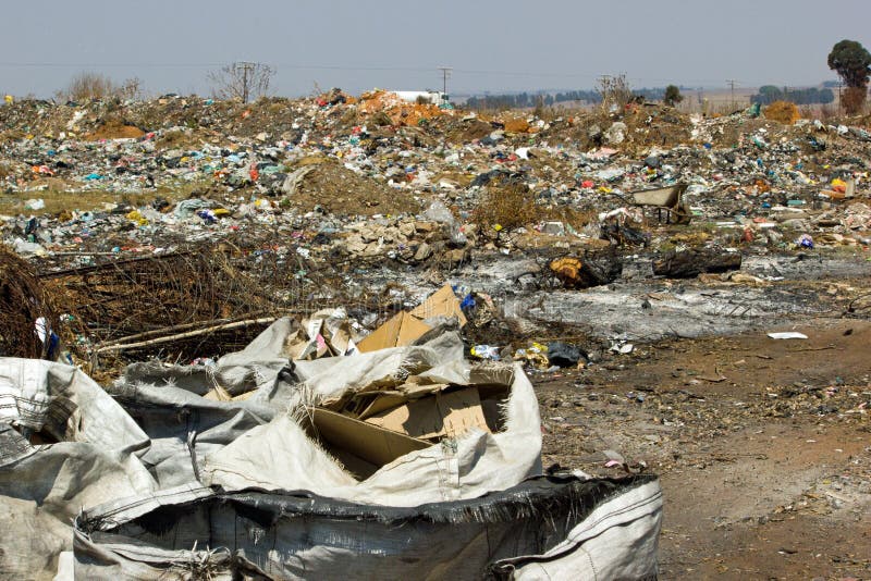 Lagerfoto von Müllabfuhrtaschen und anderen Kunststoffgegenständen und -abfällen auf Mülldeponie