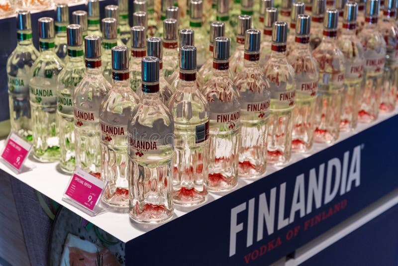 Lagerhylla med Finlandia vodkaflaskor i Kiev, Ukraina royaltyfri foto Lagerhylla med Finlandia vodkaflaskor i Kiev, Ukraina royaltyfri foto