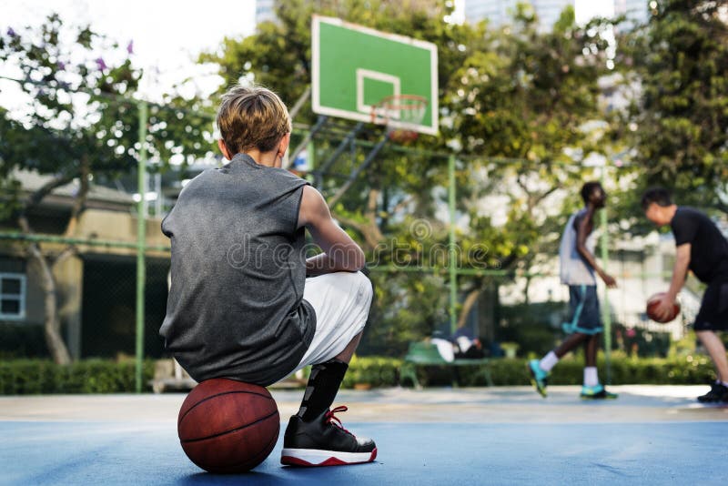 Lagledare Exercise Young Concept för domstol för basketsportexpertis arkivfoto