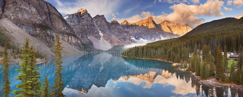 Lago ad alba, parco nazionale di Banff, Canada moraine