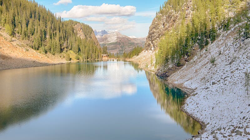 Lago Agnes Tea House Reflection, parco nazionale di Banff immagine stock libera da diritti Lago Agnes Tea House Reflection, parco nazionale di Banff immagine stock libera da diritti