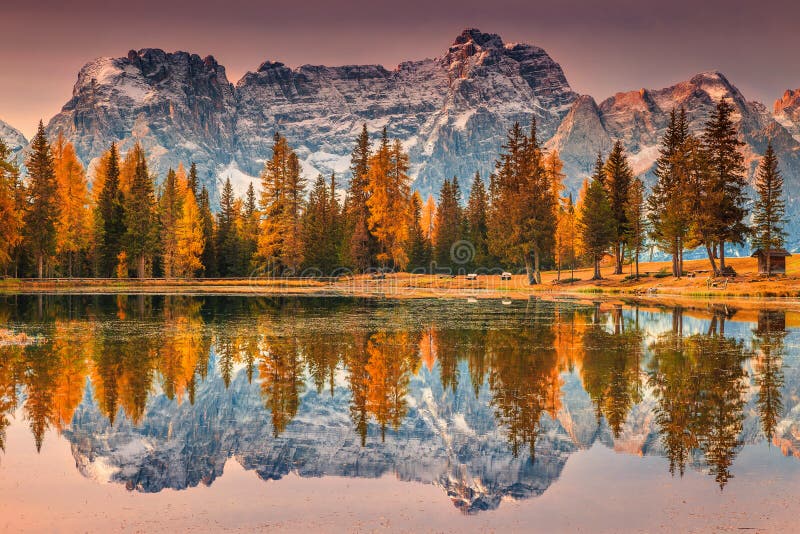 Lago alpino mágico en montañas de las dolomías, lago Antorno, Italia, Europa imagenes de archivo