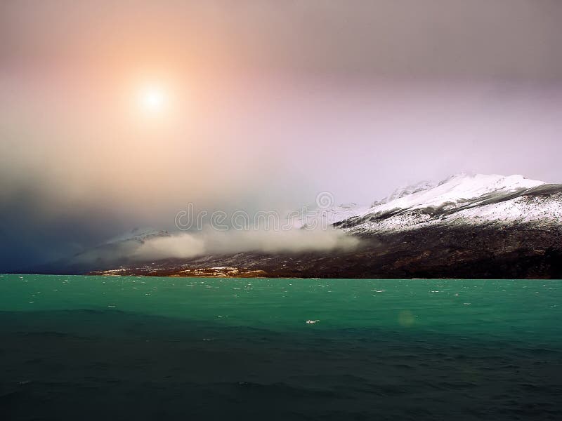 Lago Argentino (Meer Argentinië) op een zonsondergang royalty-vrije stock fotografie Lago Argentino (Meer Argentinië) op een zonsondergang royalty-vrije stock fotografie