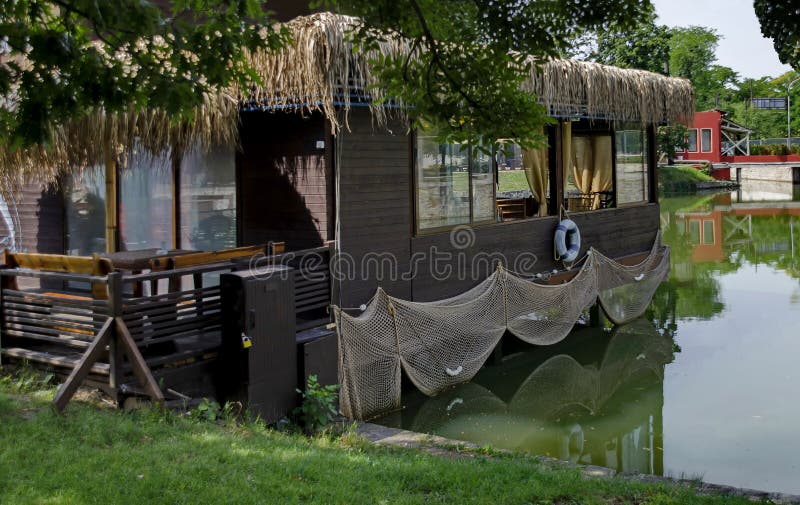 Lago Ariana con el escondrijo acogedor para la relajación del verano con el amigo, gradina de Borisova del parque fotografía de archivo libre de regalías Lago Ariana con el escondrijo acogedor para la relajación del verano con el amigo, gradina de Borisova del parque fotografía de archivo libre de regalías