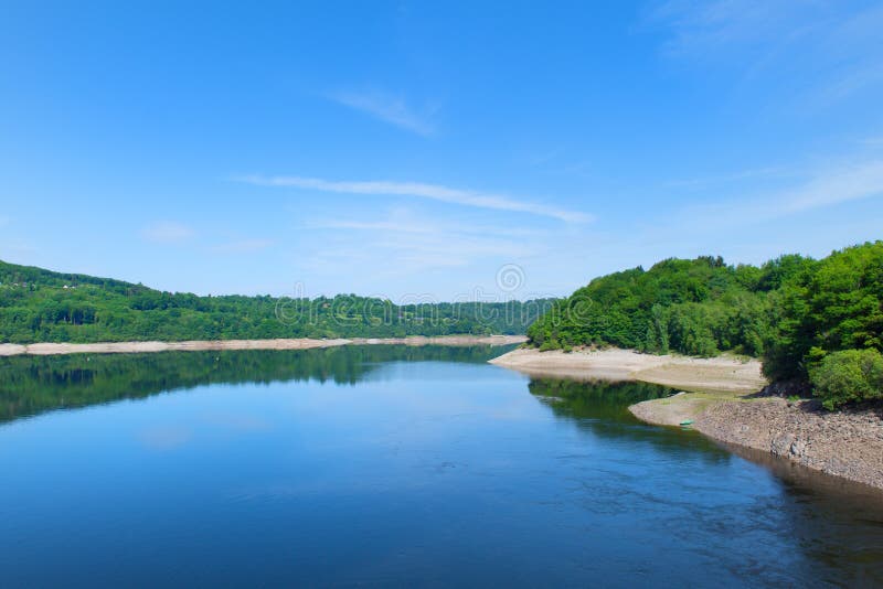 Lago artificial paisagístico em França foto de stock royalty free