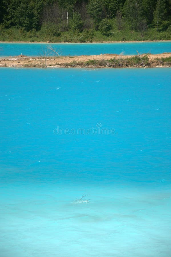 Lago azul cercado pela floresta conífera Sibéria, Rússia Paisagem imagens de stock royalty free Lago azul cercado pela floresta conífera Sibéria, Rússia Paisagem imagens de stock royalty free