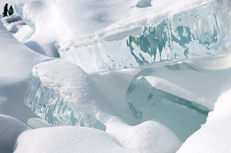 Lago Baikal en invierno Opinión del primer sobre morón del hielo con masas de hielo flotante azules puras foto de archivo Lago Baikal en invierno Opinión del primer sobre morón del hielo con masas de hielo flotante azules puras foto de archivo
