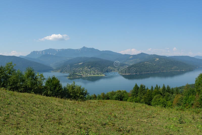 Lago Bicaz — Izvorul Muntelui, Romênia Massif Ceahlau sobre o fundo foto de stock Lago Bicaz — Izvorul Muntelui, Romênia Massif Ceahlau sobre o fundo foto de stock