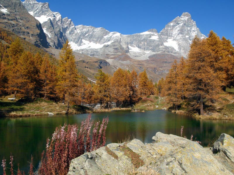 Lago blu Breuil-Cervinia Italia Cervino-Matterhorn fotografie stock Lago blu Breuil-Cervinia Italia Cervino-Matterhorn fotografie stock