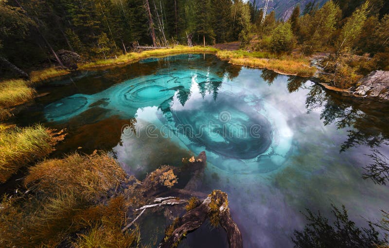 Lago blu in montagne di Altai, Repubblica di Altai, Siberia, Russia del geyser
