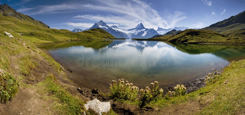 Lago deslumbrante com montanhas suíças imagens de stock