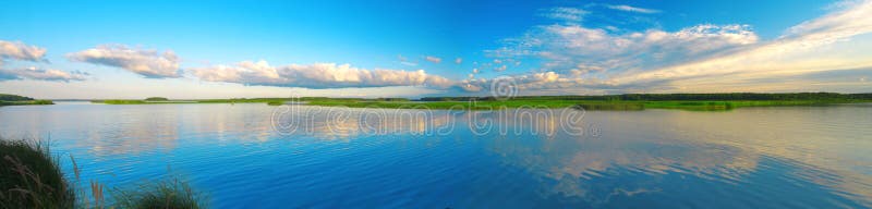 Lago bonito e pôr do sol imagem de stock