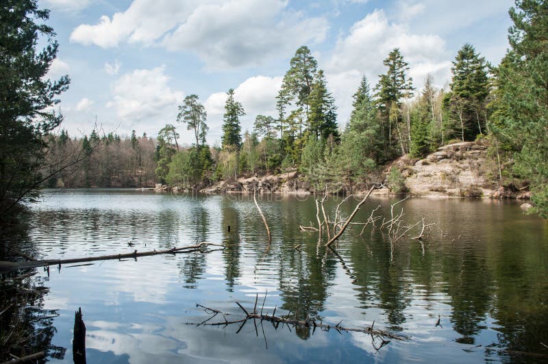 Lago bonito na mola com céu nebuloso imagens de stock royalty free