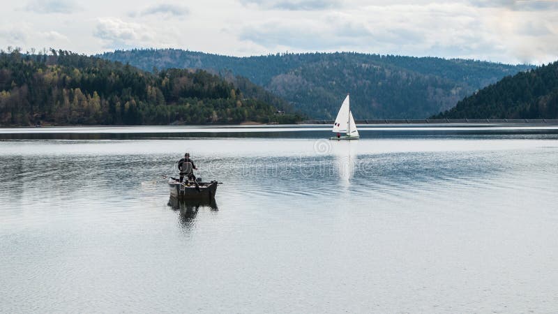 Lago bonito na mola com céu nebuloso e barcos fotografia de stock